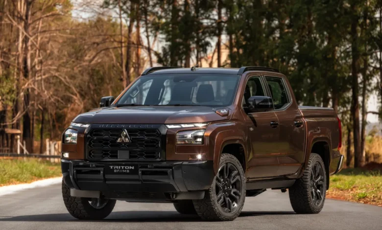mitsubishi-triton-bf///ms-الجديدة:-بيك-أب-برازيلية-بلونَي-البني-والأسود-ومصابيح-تعرض-شعار-الحصان-على-الأرض-بسعر-71,200-دولار